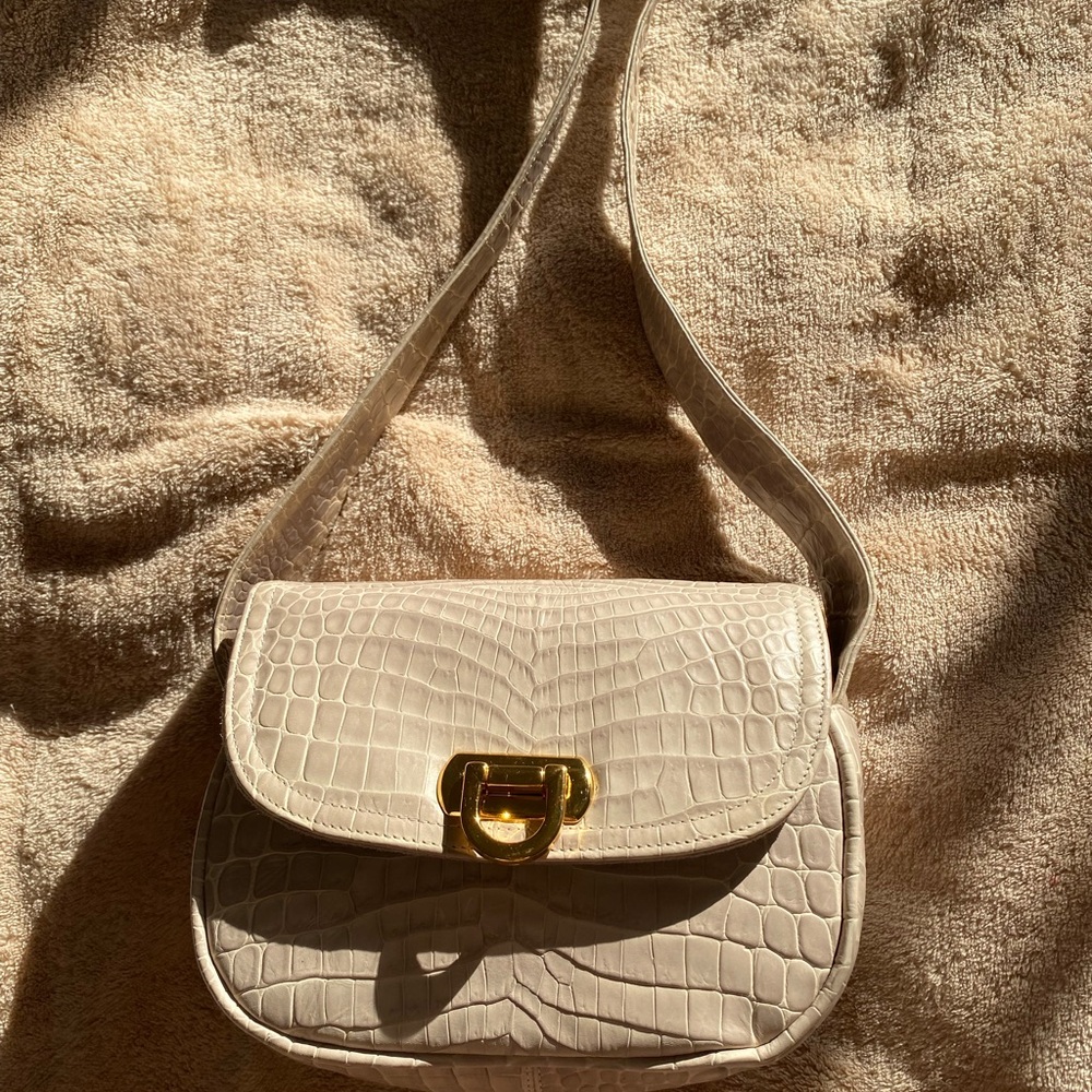Elegant  Crocodile-Embossed Leather Crossbody  Bag